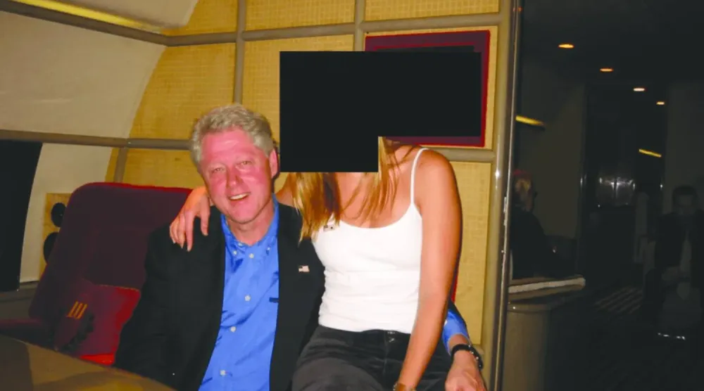 Yayınlanan Jeffrey Epstein dosyaları arasında, ABD eski Başkanı Bill Clinton'ın yüzü gizlenmiş bir kadınla çekilmiş fotoğrafı da yer alıyor (AP)