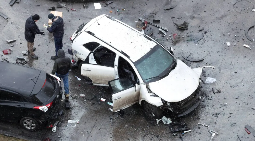 محققون في موقع اغتيال الجنرال الروسي بموسكو أمس (رويترز)