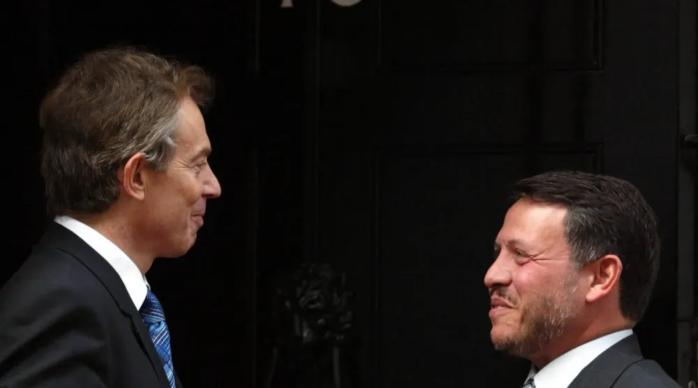 Tony Blair, belgede bahsedilen görüşmelerinden önce 25 Şubat 2003'te Londra'da Kral II. Abdullah'ı kabul ediyor (AFP)