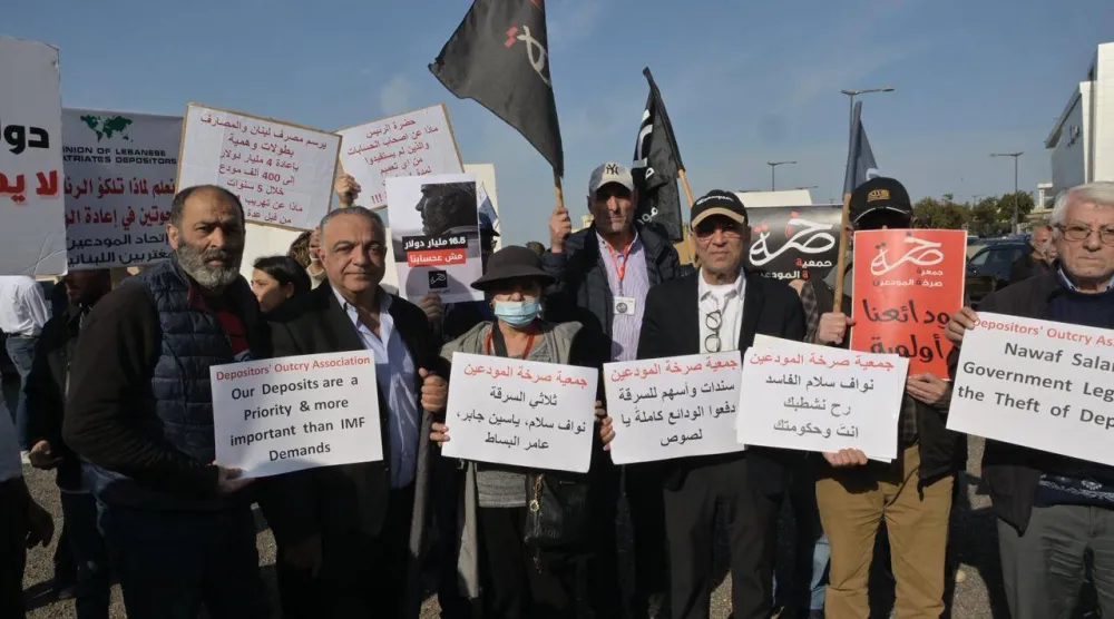 مودعون يعترضون على مشروع قانون حكومي لاستعادة الودائع بالتزامن مع انعقاد جلسة لمجلس الوزراء في القصر الرئاسي شرق بيروت (الشرق الأوسط)