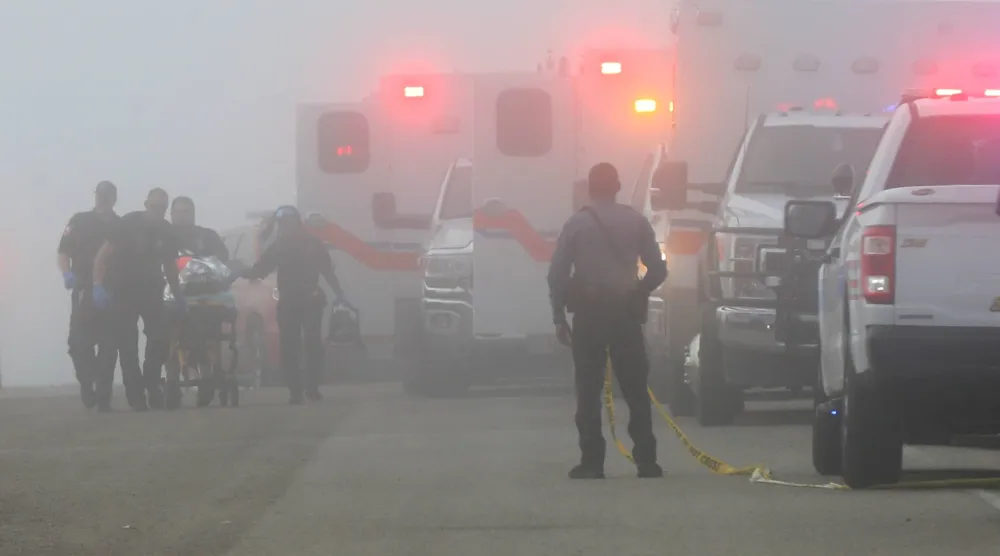 فرق الطوارئ تتعامل مع الحادث الذي وقع قرب قاعدة جسر مؤدي إلى غالفستون قبالة
ساحل تكساس (أ.ب)