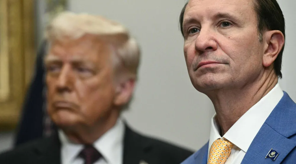 الرئيس الأميركي دونالد ترمب وحاكم ولاية لويزيانا جيف لاندري الذي عين مبعوثاً خاصاً إلى غرينلاند (أ.ف.ب)