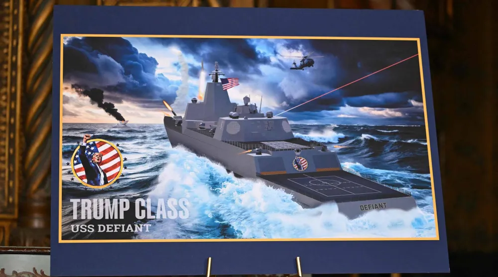 عرض تصوّري للسفينة «يو إس إس ديفاينت» المقترحة من «فئة ترمب» خلال إعلان الرئيس الأميركي مبادرة «الأسطول الذهبي» للبحرية الأميركية (أ.ف.ب)