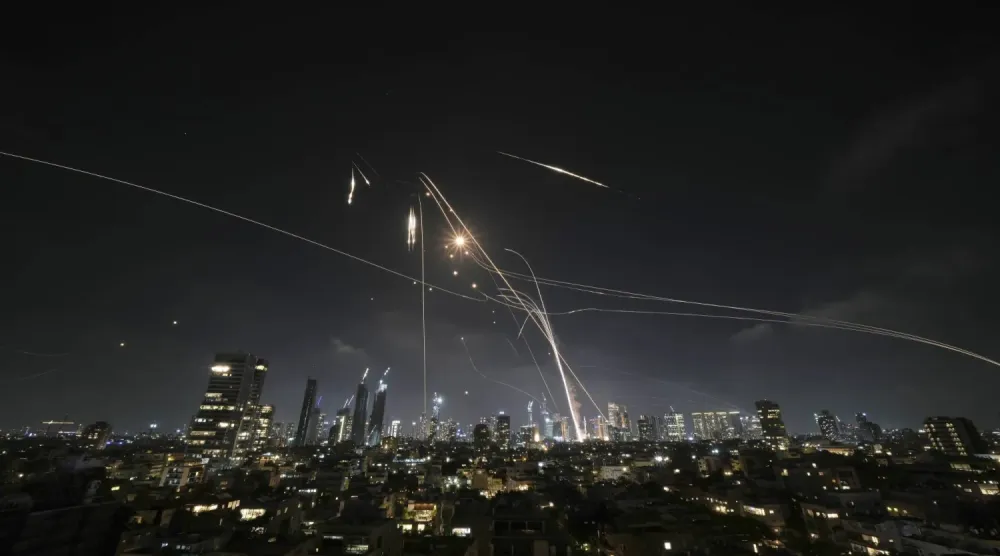  İsrail hava savunma sistemleri, geçtiğimiz haziran ayında Tel Aviv üzerindeki İran füzelerini önledi. (AP)