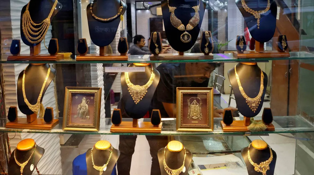 تُعرض قلائد ذهبية داخل صالة عرض مجوهرات في كلكتا - الهند (رويترز)