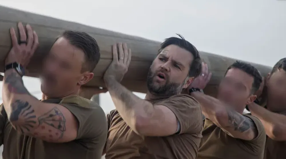 فانس يحمل جذع شجرة في أثناء التدريب (مكتب نائب الرئيس)