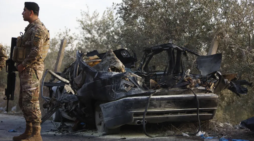 السيارة التي استهدفها الجيش الإسرائيلي في صيدا بجنوب لبنان (د.ب.ا)