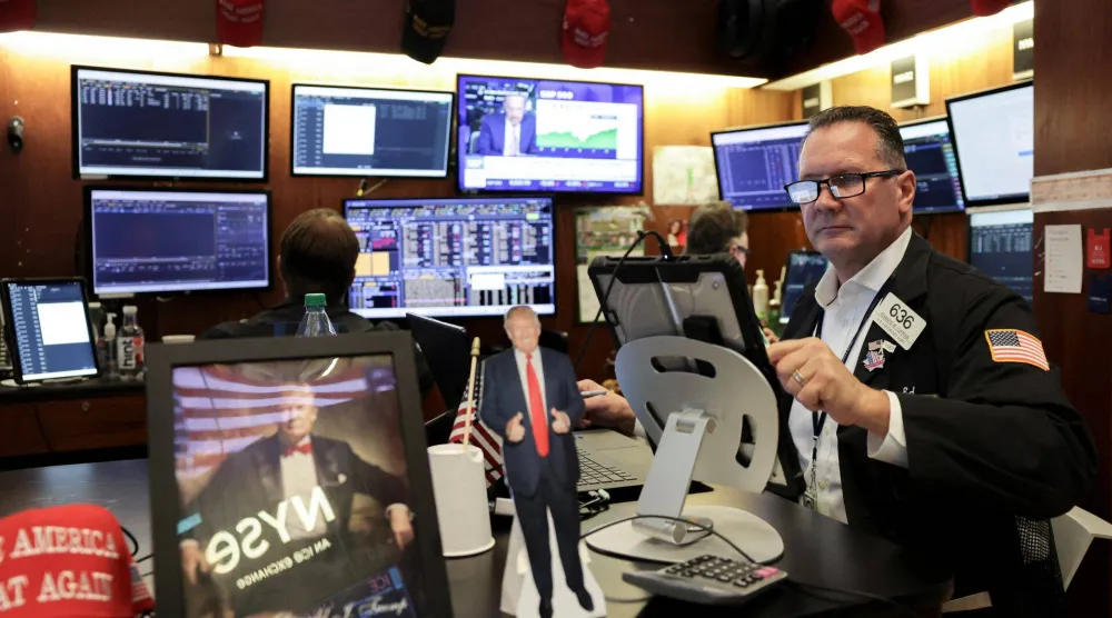 يتعامل أحد المتداولين على أرضية بورصة نيويورك (رويترز)