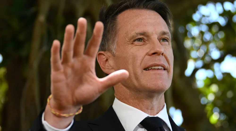 تحدث رئيس وزراء ولاية نيو ساوث ويلز كريس مينز عن التشريع الجديد المقترح في سيدني - الثلاثاء 23 ديسمبر 2025 (أ.ب)