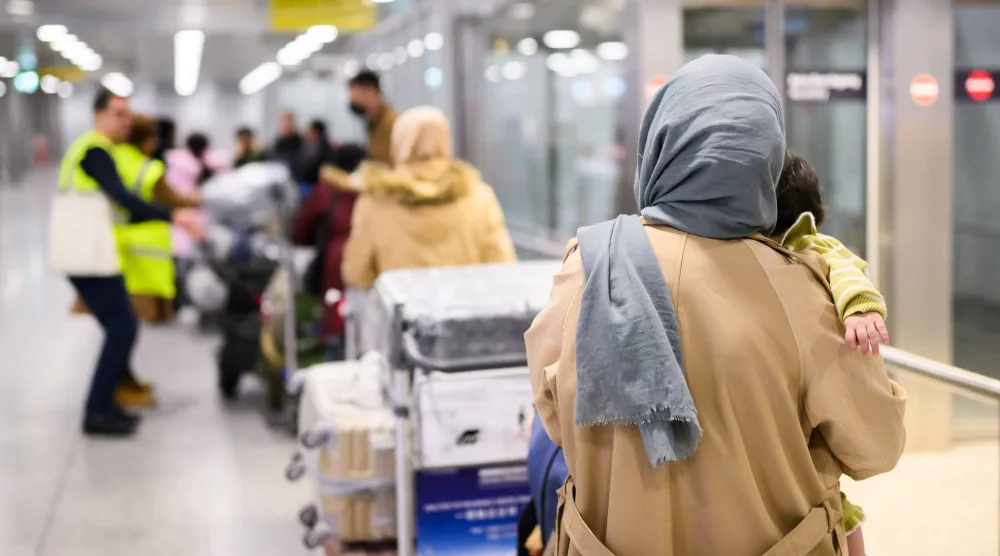 أفغان ضمن برامج الاستقبال الفيدرالية في مطار هانوفر... وقد نقلت رحلة طيران مستأجرة نظمتها الحكومة الألمانية 141 أفغانياً إلى ألمانيا يوم الاثنين (د.ب.أ)
