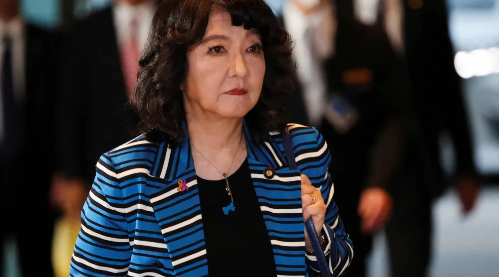 وزيرة المالية اليابانية ساتسوكي كاتاياما لدى وصولها إلى مقر الحكومة بالعاصمة طوكيو في مناسبة سابقة (رويترز)