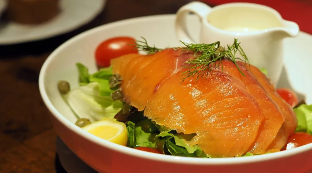 يُعد سمك السلمون غذاء مفيدًا لصحة القلب وقد يساعد في خفض ضغط الدم المرتفع (بيكساباي)