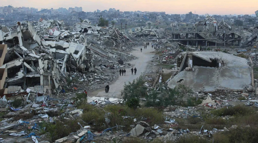 لقطة لمنازل مدمرة بمخيم النصيرات وسط قطاع غزة يوم 19 ديسمبر 2025 (أ.ف.ب)