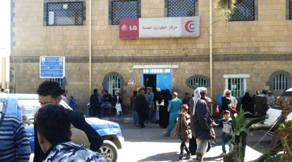 مرضى ومراجعون أمام مركز الطوارئ التابع للمستشفى الجمهوري في صنعاء (فيسبوك)