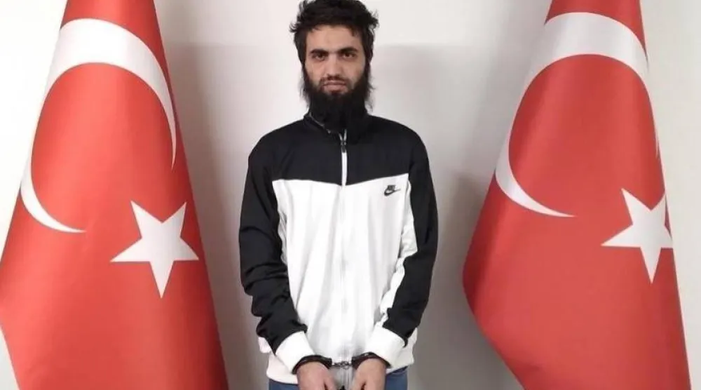 الإرهابي الداعشي التركي بتنظيم «ولاية خراسان» بعد القبض عليه على الحدود بين باكستان وأفغانستان وإعادته إلى تركيا (إعلام تركي)