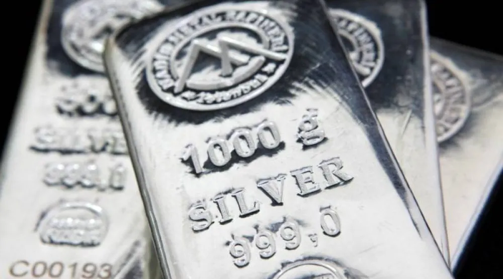 سبائك فضية في مصفاة بإسطنبول في تركيا (رويترز)