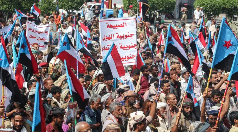 مُوالون للمجلس الانتقالي الجنوبي بمحافظة لحج شمال عدن (أ.ف.ب)