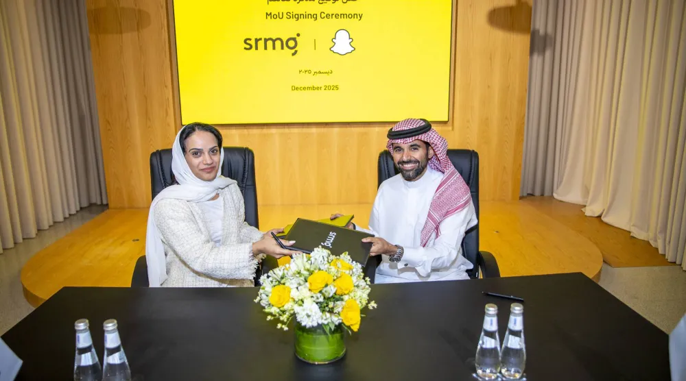 ندى المبارك الرئيسة التنفيذية لـ«SRMG» للحلول الإعلامية وعبد الله الحمادي المدير العام لـ«Snapchat» بالسعودية في أثناء توقيع الاتفاقية (الشرق الأوسط)