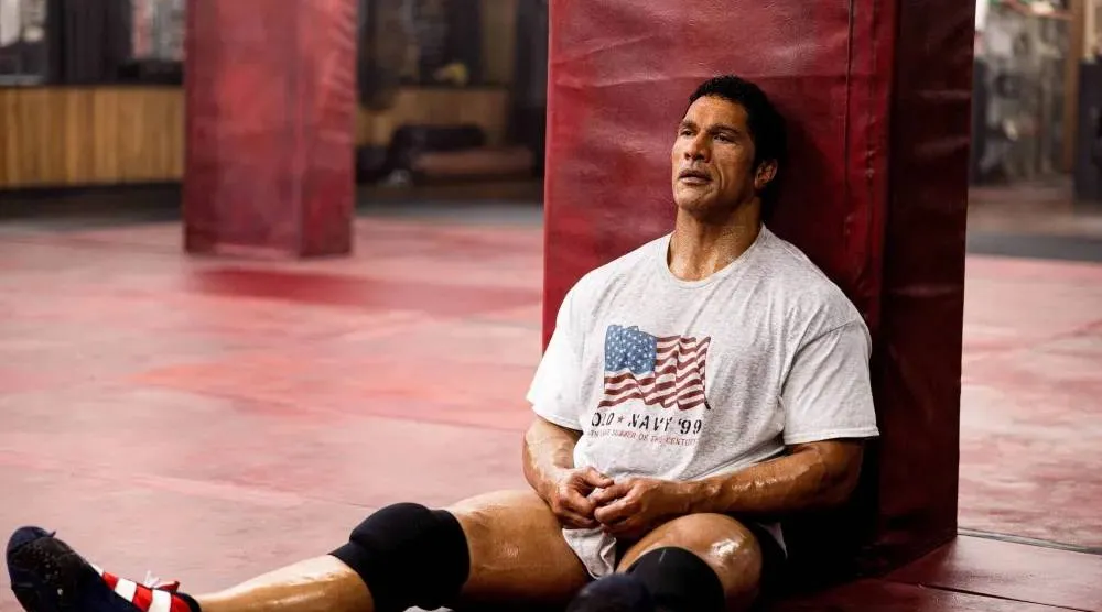 دواين جونسون تهاوى في «الآلة المدمرة» (A24)