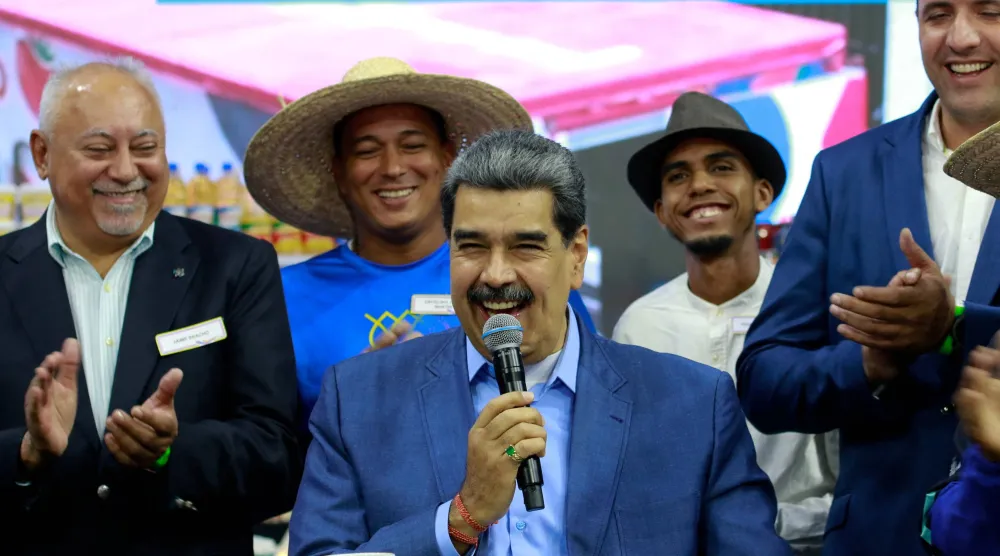 الرئيس الفنزويلي نيكولاس مادورو يحضر معرض «أكسبو موتوريس برودكتيف» الذي يُسلّط الضوء على الإنتاج الزراعي والغذائي والصناعي في كراكاس (رويترز)