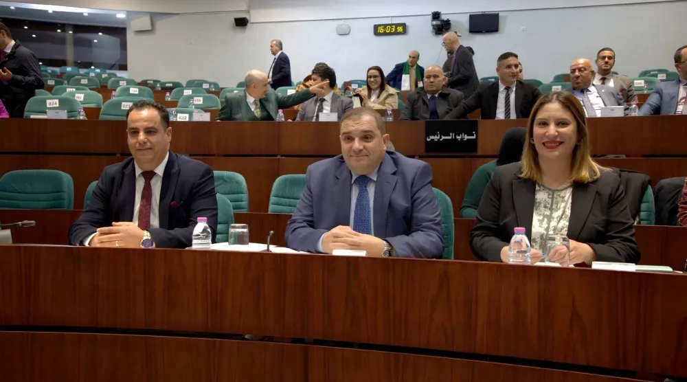 وزير العدل (وسط) مع البرلماني صاحب مقترح تعديل قانون الجنسية (البرلمان)