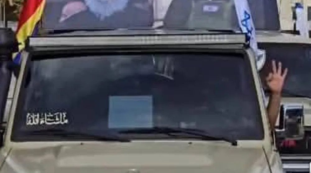 استعراض عسكري مؤخراً في شوارع محافظة السويداء رُفع خلاله العلم الإسرائيلي وصورة نتنياهو (مواقع)