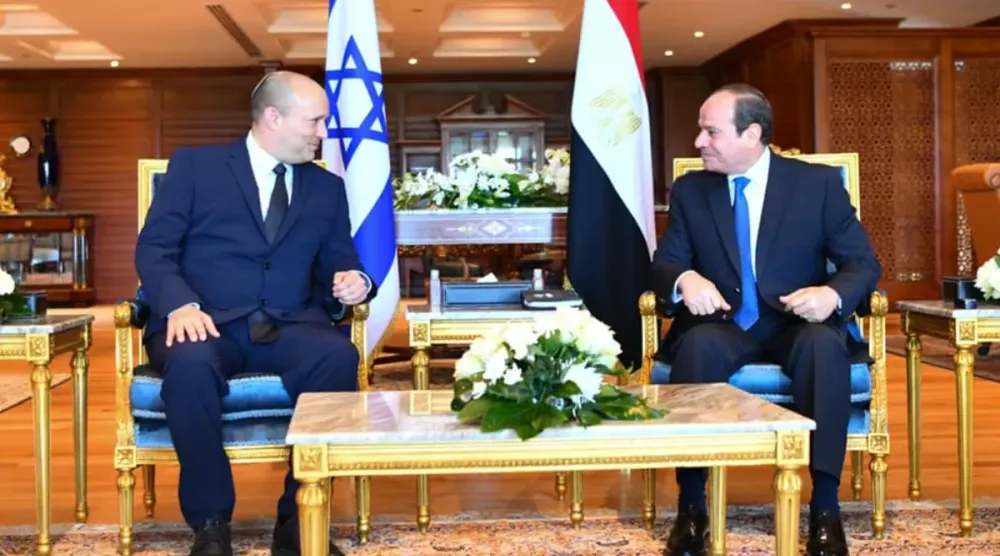مباحثات بين الرئيس المصري عبد الفتاح السيسي ورئيس الوزراء الإسرائيلي السابق نفتالي بينيت في 2021 تم الإعلان بعدها عن تعديل الاتفاق الأمني بين البلدين (أ.ف.ب)
