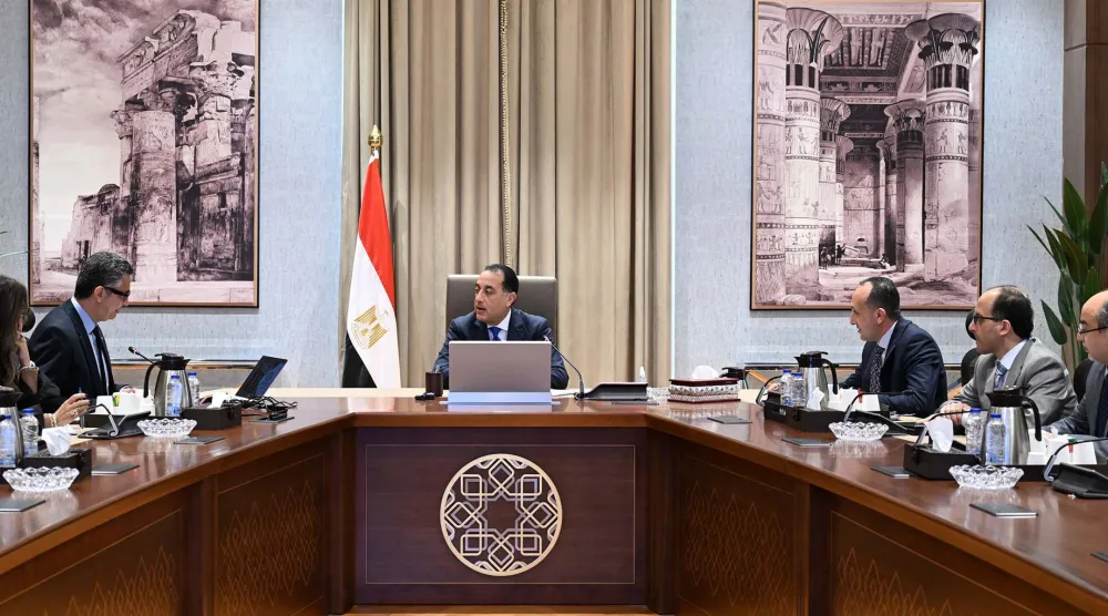 رئيس الوزراء المصري مصطفى مدبولي يناقش مع وزير التموين شريف فاروق تطوير منظومة الدعم مساء الاثنين (مجلس الوزراء المصري)