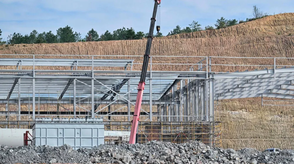 مصنع «باوغانغ شينلي» لمعالجة العناصر الأرضية النادرة لا يزال قيد الإنشاء في مقاطعة جيانغشي بشرق الصين (أ.ف.ب)