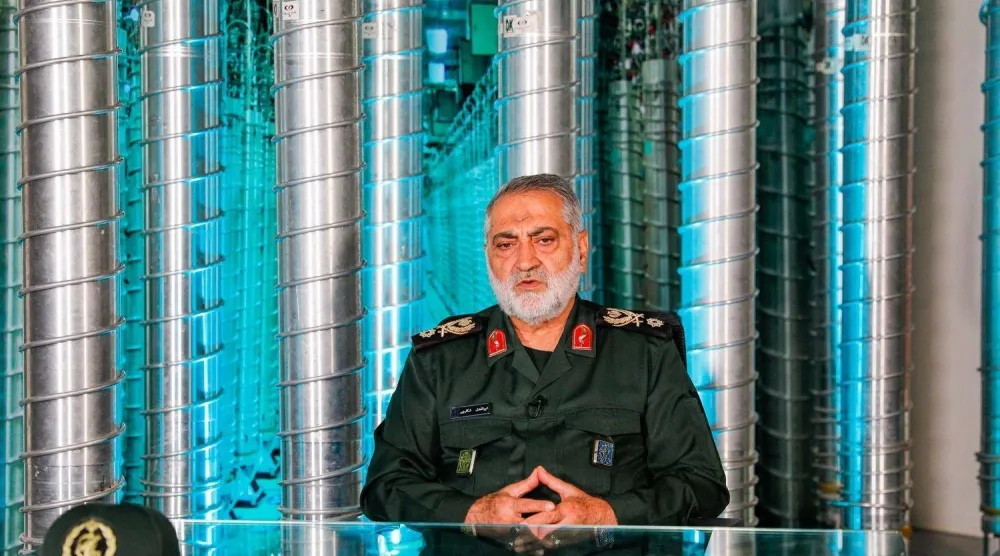 المتحدث باسم القوات المسلحة الإيرانية أبو الفضل شكارجي خلال حوار ويبدو خلفه ملصق لأجهزة الطرد المركزي (دفاع برس)