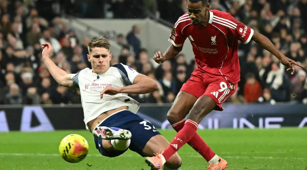 ميكي فان دي فين يتدخل بقوة على ألكسندر إيزاك ما تسبّب في إصابته (أ.ف.ب)