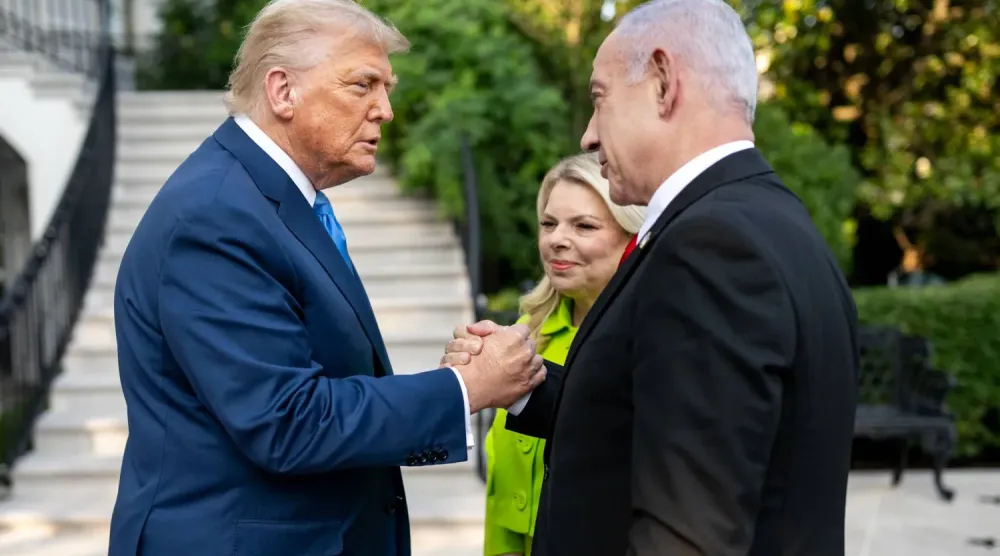 ABD Başkanı Donald Trump, İsrail Başbakanı Binyamin Netanyahu ve eşi Sara, 7 Temmuz 2025'te Beyaz Saray'ın güney girişinde sohbet ederken (DPA)