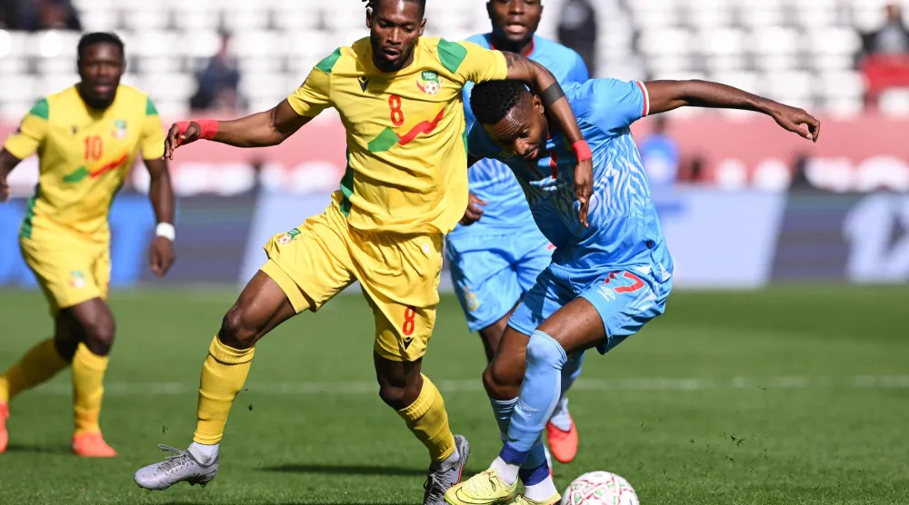 سيدريك باكامبو (يمين) مهاجم منتخب الكونغو الديمقراطية (أ.ف.ب)