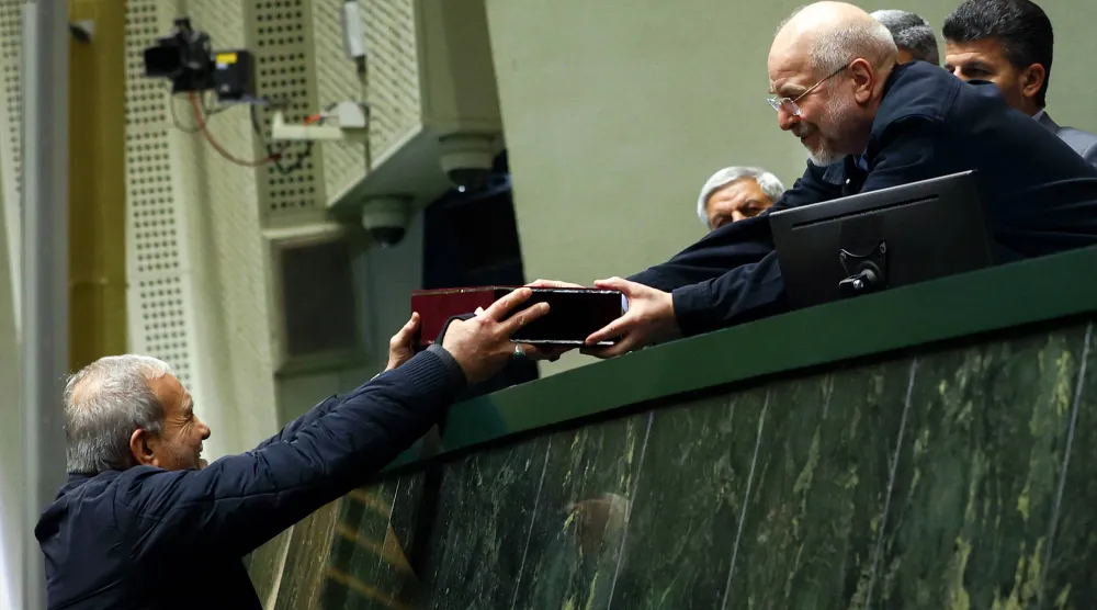 بزشكيان يسلم مسودة مشروع الموازنة إلى قاليباف الثلاثاء (الرئاسة الإيرانية)