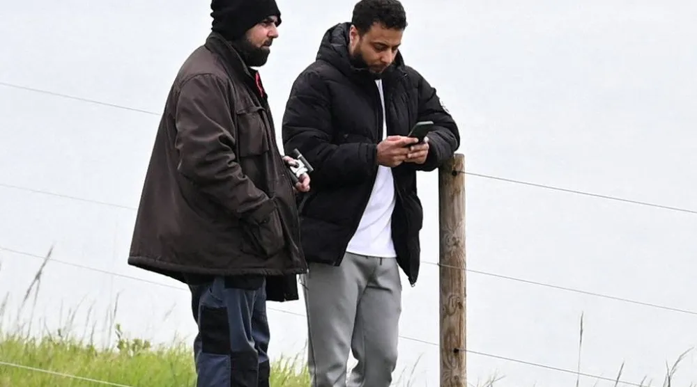 صورة التقطتها كاميرا مراقبة لوليد سعداوي وعمار حسين في مدينة دوفر الساحلية جنوب شرقي إنجلترا (رويترز)