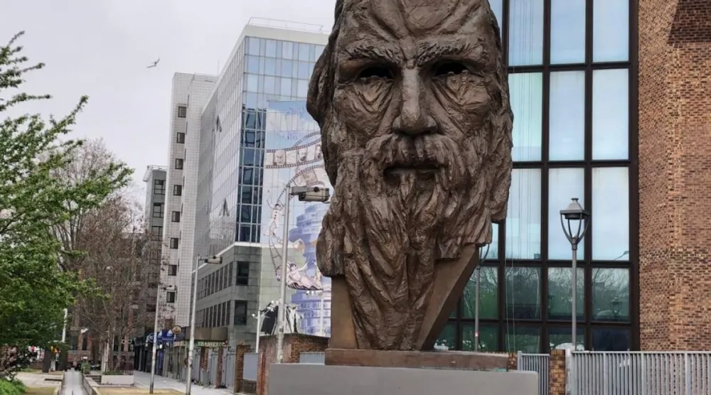 تمثال أبي العلاء المعري وهو من إنجاز  النحات السوري عاصم الباشا