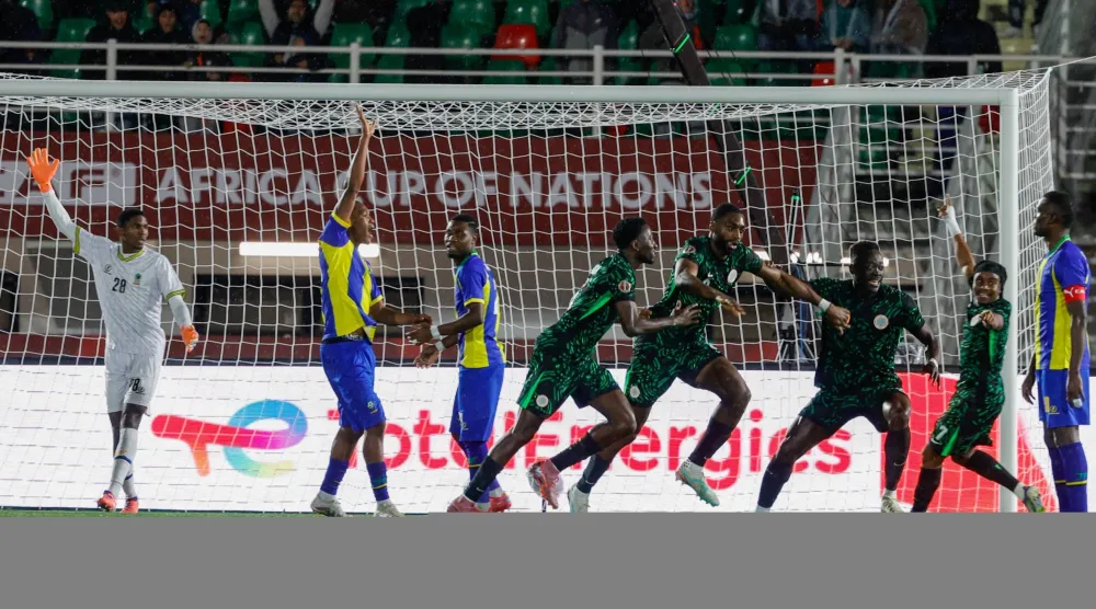 فرحة لاعبي نيجيريا بالفوز على تنزانيا (أ.ف.ب)