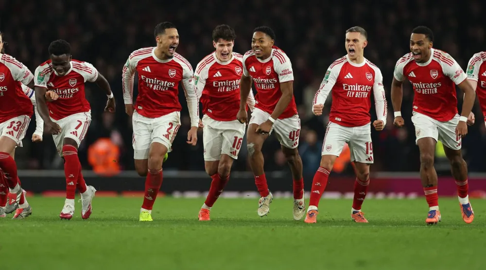 احتفالية لاعبي آرسنال بعد إقصاء كريستال بالاس بركلات الترجيح (أ.ف.ب)