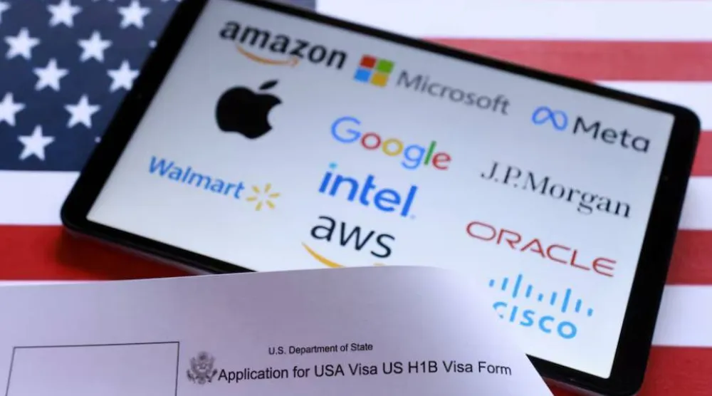 علم الولايات المتحدة، ونموذج طلب تأشيرة "إتش - 1بي"، وشعارات شركات معروضة في هذه الصورة التوضيحية (رويترز)