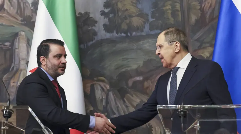 Suriye Dışişleri Bakanı Esad Şeybani ile Rusya Dışişleri Bakanı Sergey Lavrov, Moskova’da daha önce gerçekleştirilen görüşmeden bir kare (AP)