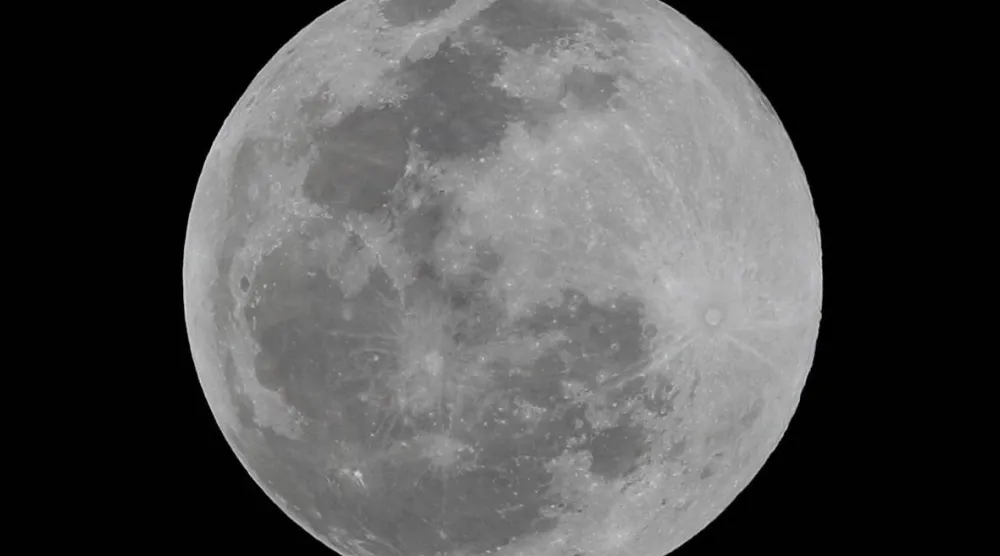 وكالة الفضاء الأميركية تخطط لبناء مُفاعل نووي على سطح القمر (رويترز)