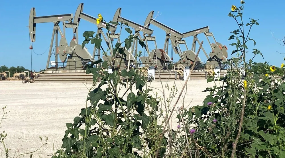 حفارات تعمل في حقل نفط بتكساس الأميركية (رويترز)