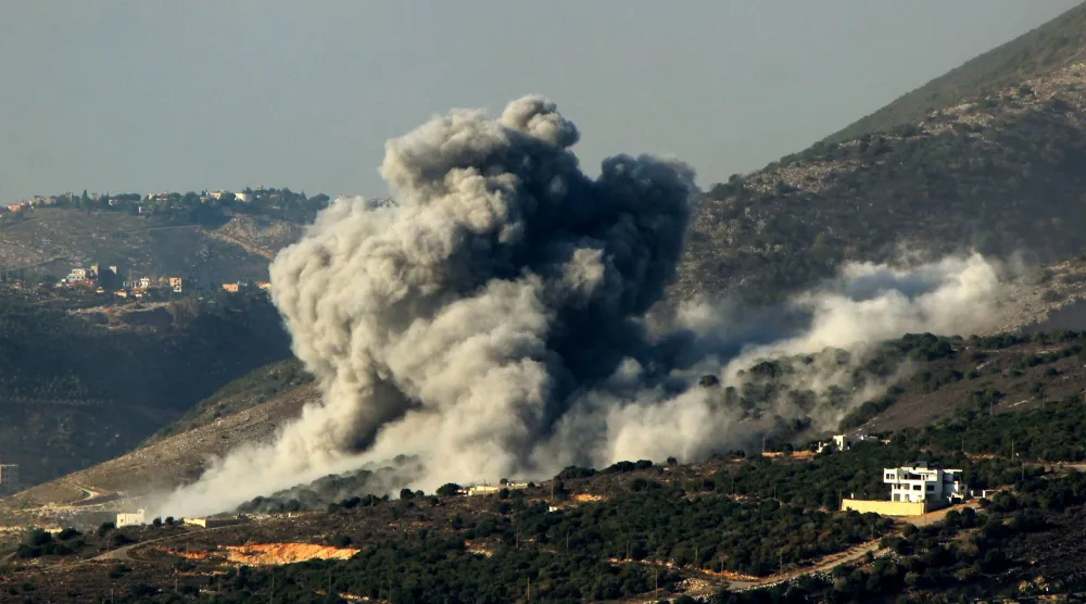 دخان يتصاعد جراء غارات إسرائيلية سابقة على جنوب لبنان (أرشيفية - د.ب.أ)