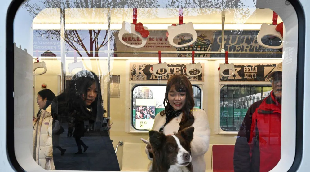 زوار في متجر للعب الأطفال على شكل قطار وسط العاصمة اليابانية طوكيو (أ.ف.ب)