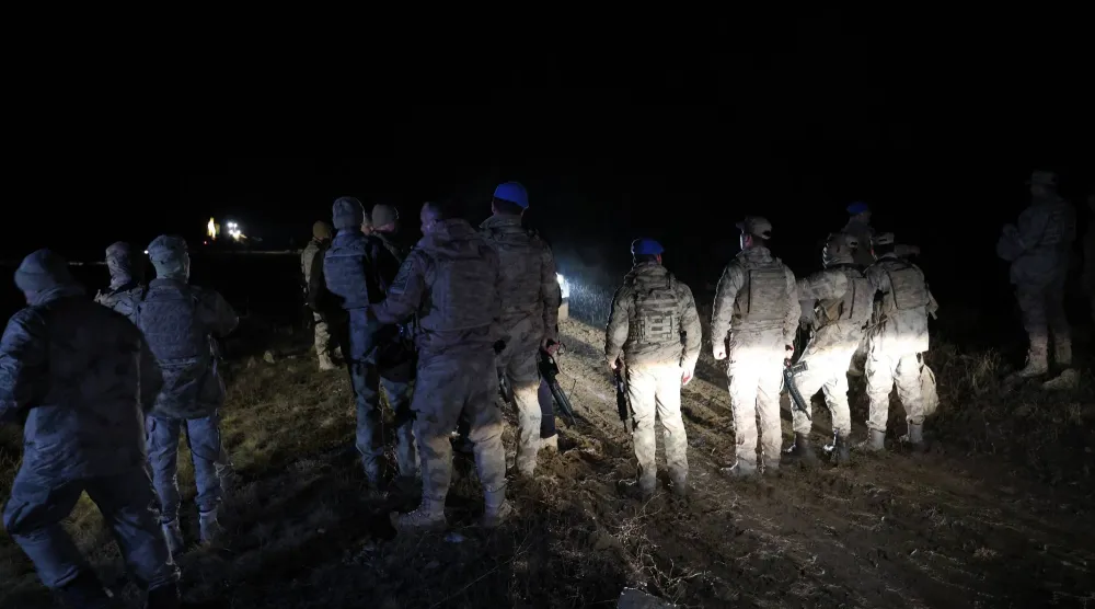 فرق من قوات الدرك التركية تشارك بأعمال البحث في موقع تحطم طائرة رئيس الأركان الليبي محمد علي الحداد خارج العاصمة أنقرة (إ.ب.أ)