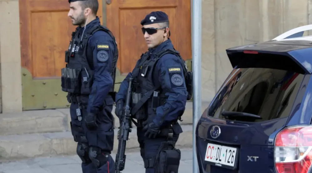 عناصر من الشرطة الإيطالية (رويترز)