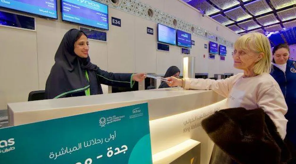 جانب من عمليات إنجاز السفر للمسافرين إلى موسكو من مطار الملك عبدالعزيز في جدة غرب السعودية.(الشرق الأوسط)