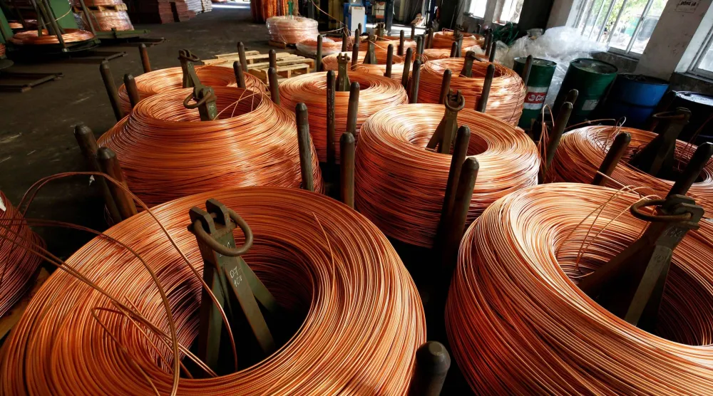 قضبان نحاسية مكدسة داخل مصنع كابلات «ترونغ فو» بمقاطعة هاي زيونغ الشمالية في فيتنام (رويترز)
