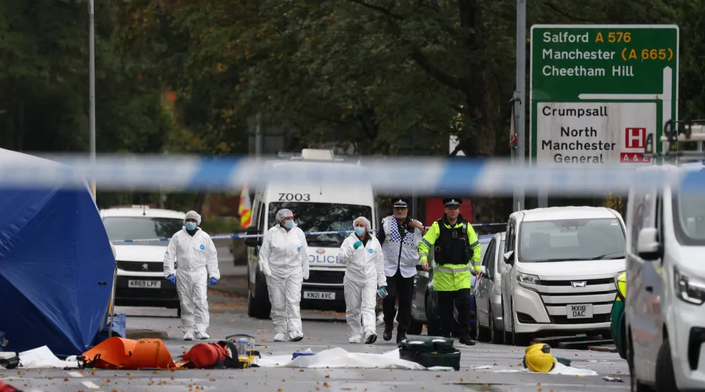 أعضاء من فريق الطب الشرعي والشرطة في موقع الهجوم على الكنيس اليهودي في مانشستر يوم 3 أكتوبر 2025 (رويترز)