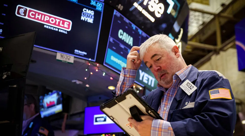 متداول يعمل في «بورصة نيويورك» (رويترز)